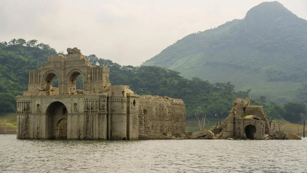 siccità in Messico fa riemergere una chiesa del XVI secolo