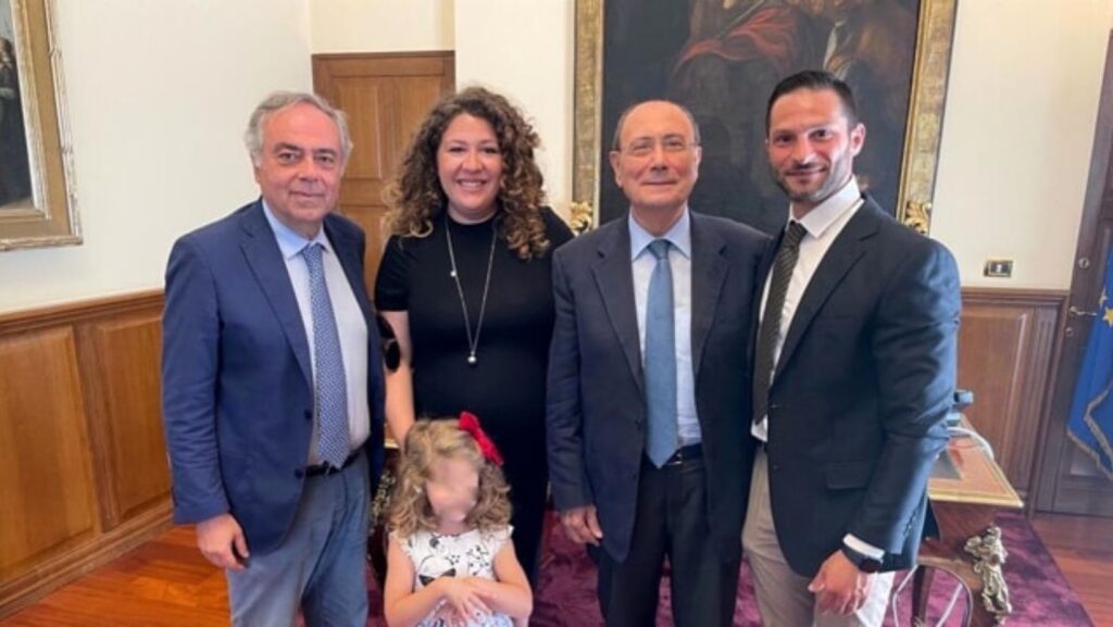 Schifani con la famiglia della piccola Serena