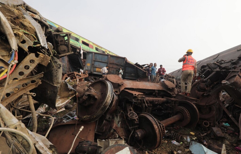 incidente scontro treni india