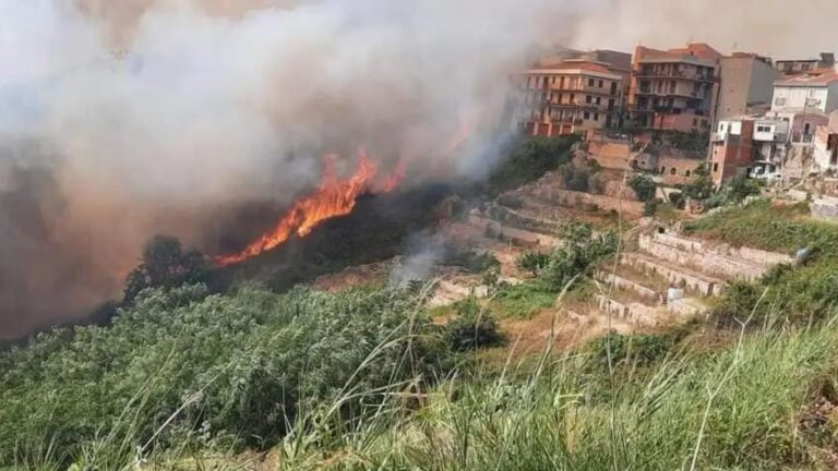 incendio a Carlentini nel siracusano