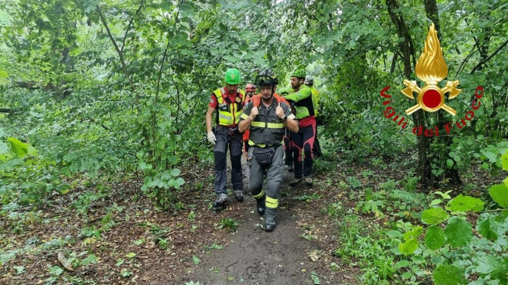 Pianta cade su escursionisti per il temporale nel Comasco, tre feriti