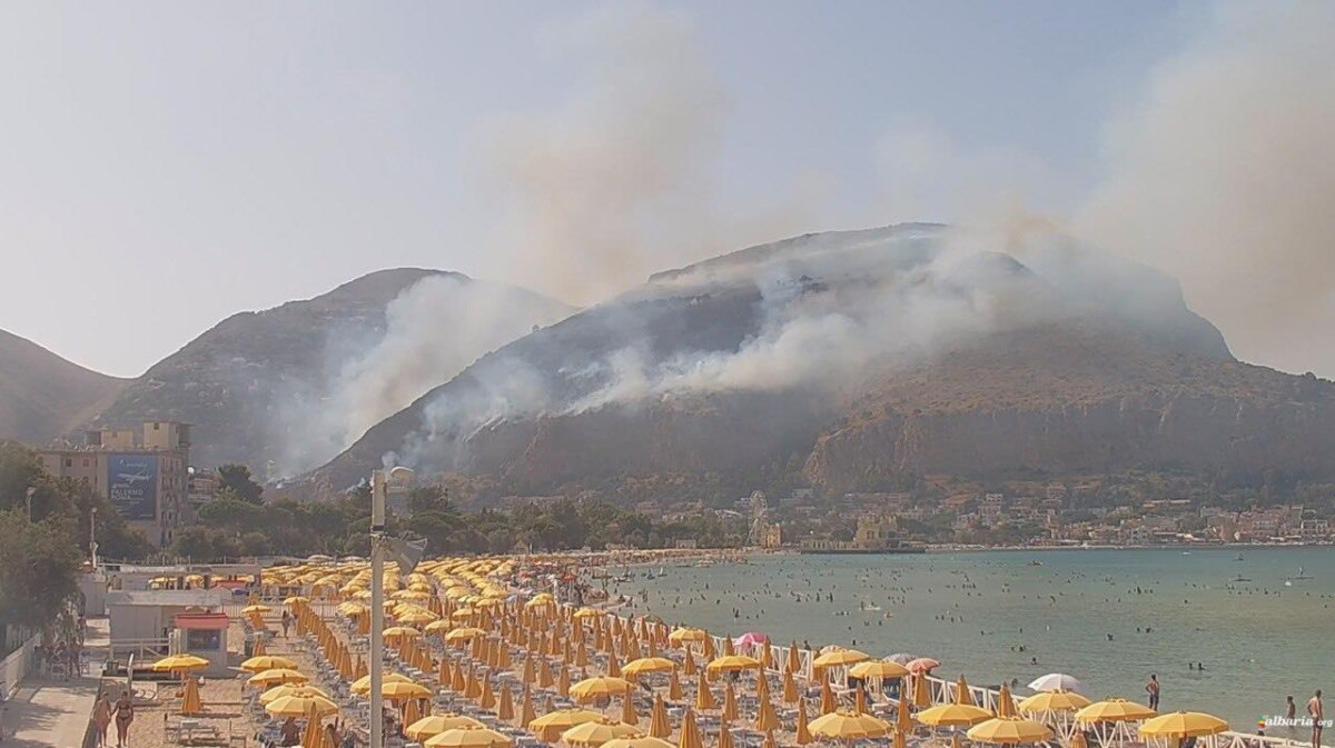 incendio montegallo palermo