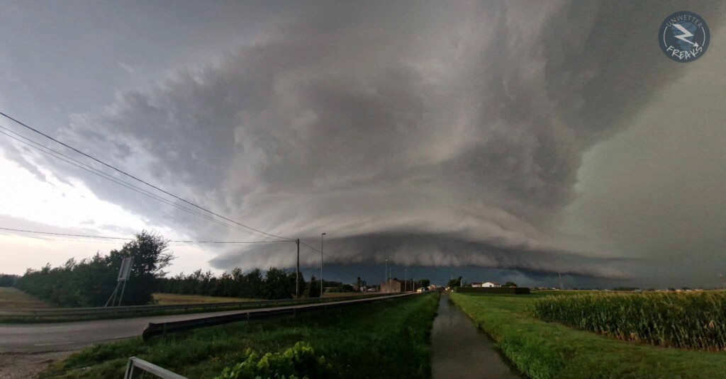 Imponente Shelf Cloud temporalesca nel Padovano