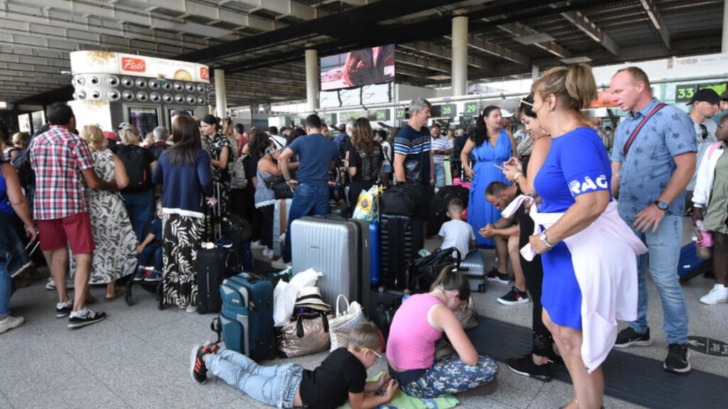 disagi ai turisti all'aeroporto di Catania a causa dell'attività dell'Etna