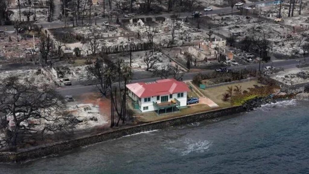 casa rimasta intatta sull'isola di Maui nonostante i devastanti incendi