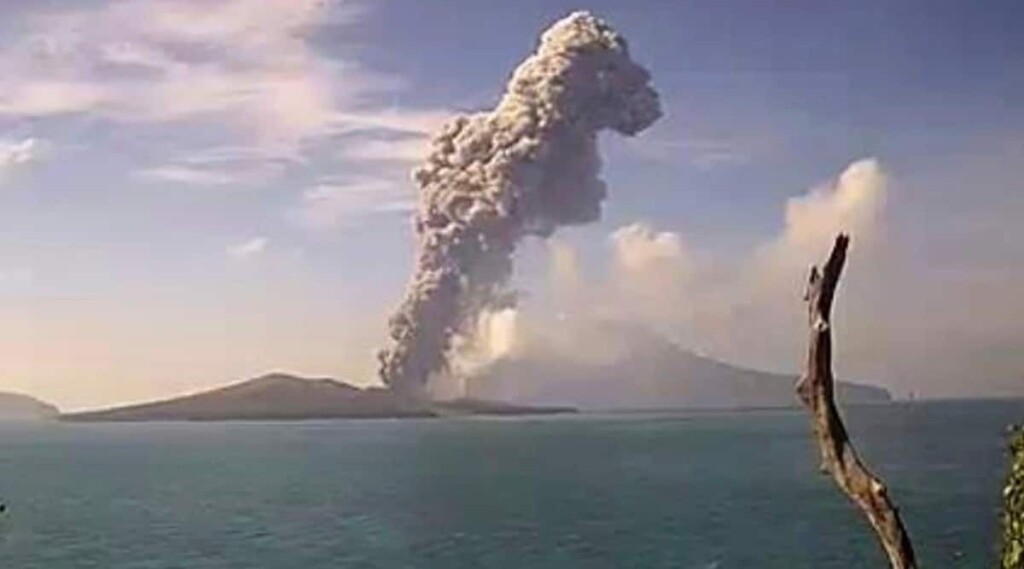 eruzione anak krakatau indonesia