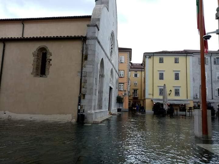 alta marea muggia sommersa