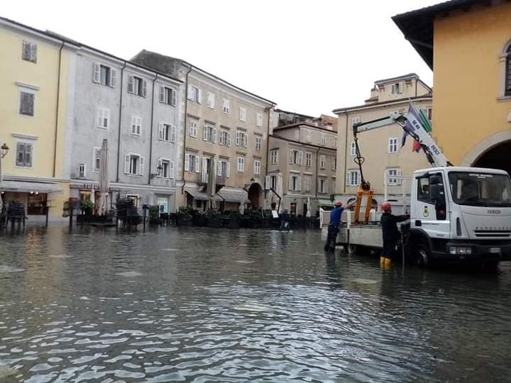 alta marea muggia sommersa