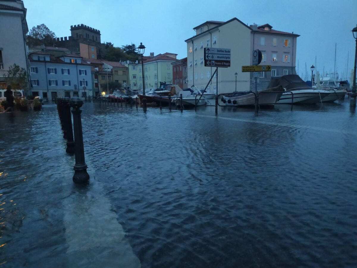 alta marea muggia sommersa