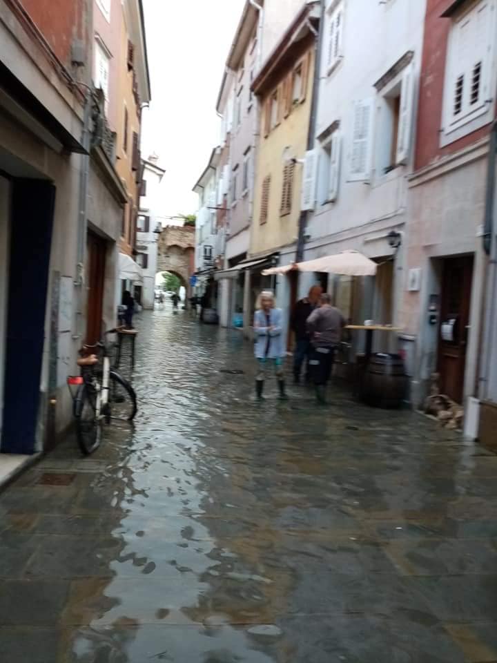 alta marea muggia sommersa