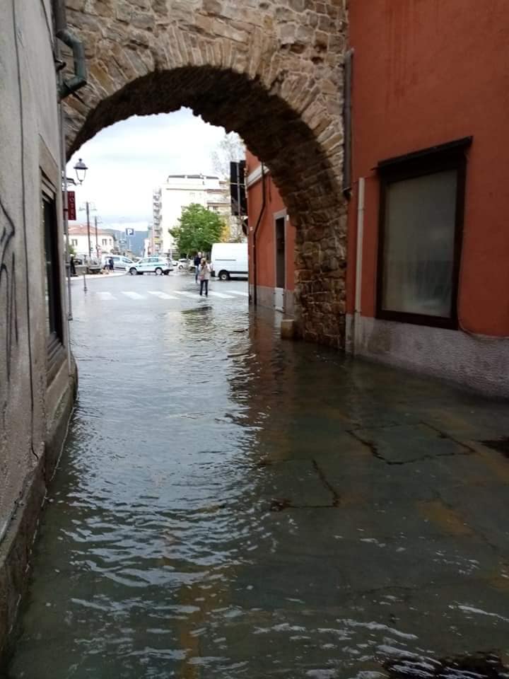 alta marea muggia sommersa