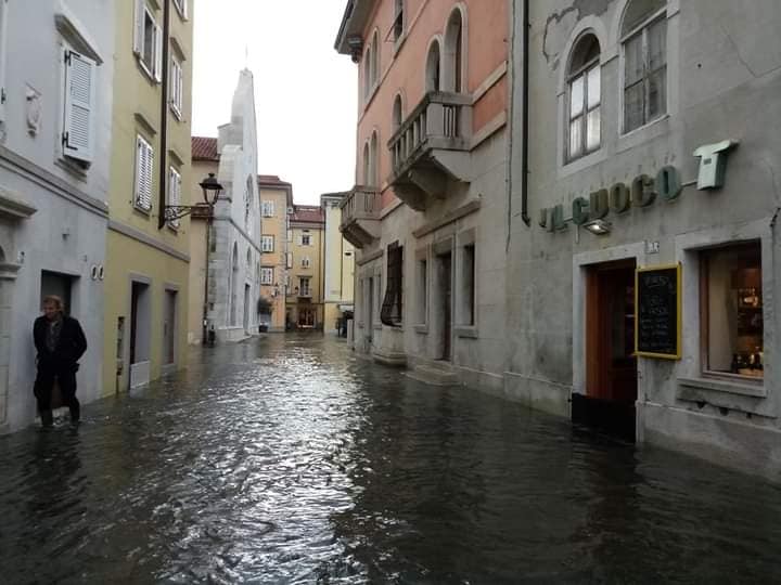 alta marea muggia sommersa