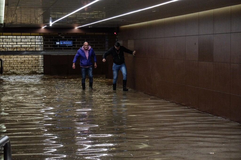 maltempo allagamenti stazione milano