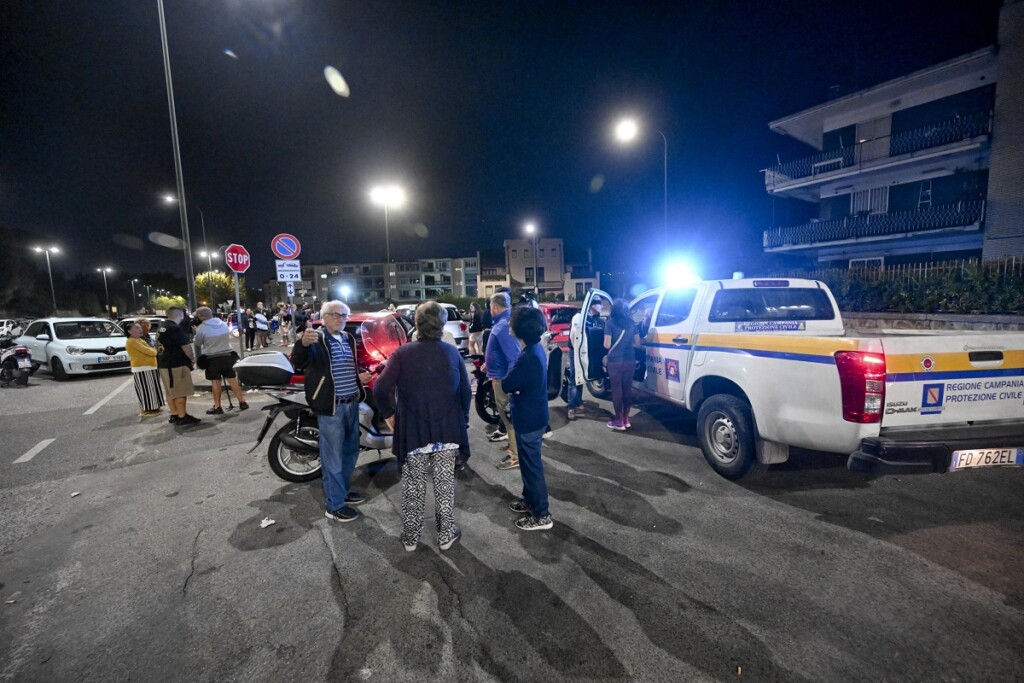 terremoto campi flegrei napoli pozzuoli