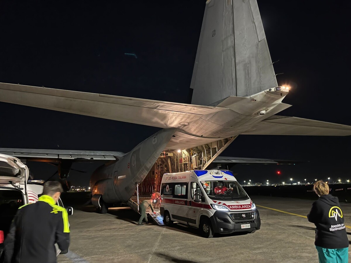 Aeronautica Militare ambulanza con paziente in pericolo di vita