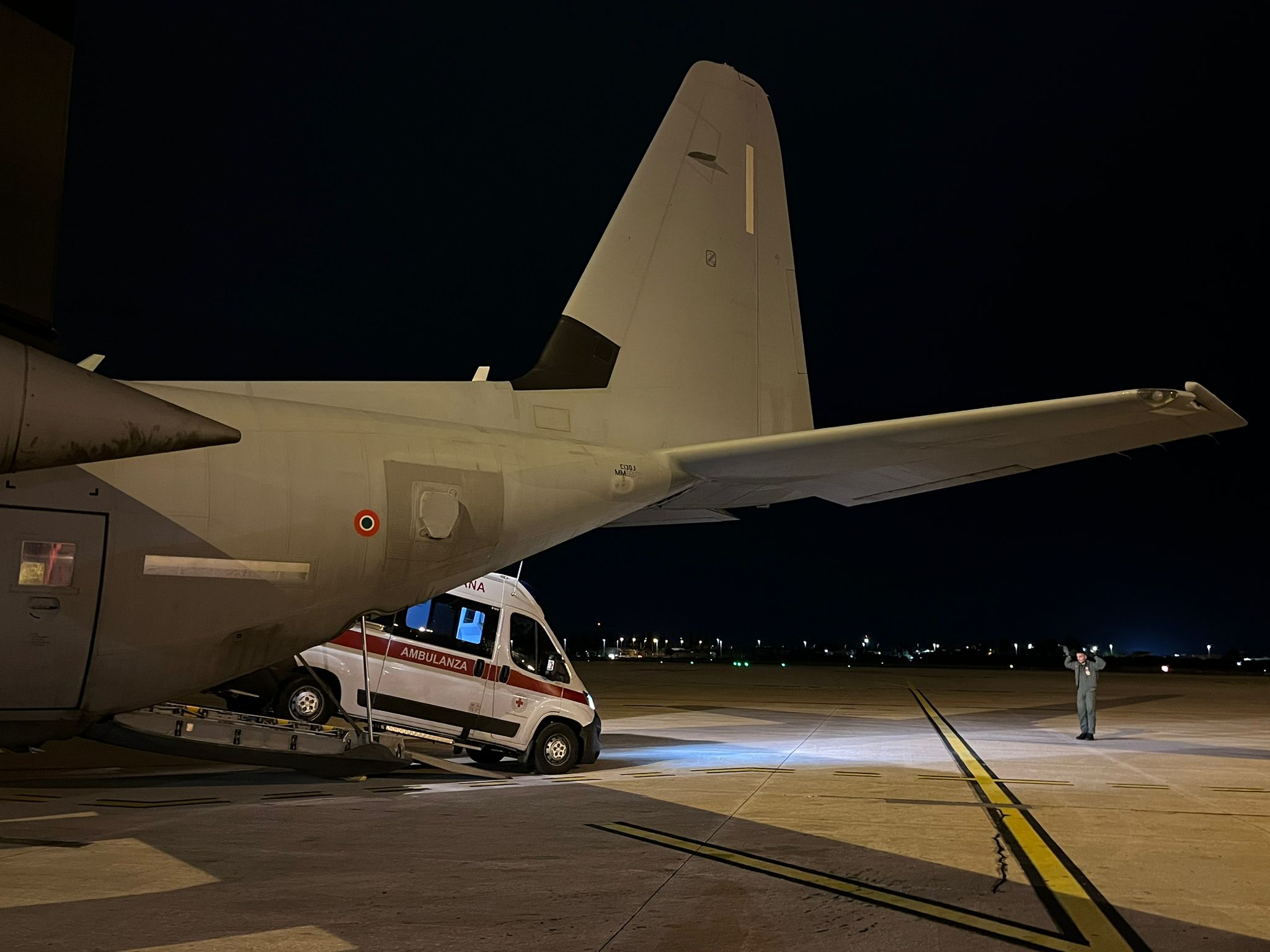 Aeronautica Militare ambulanza con paziente in pericolo di vita