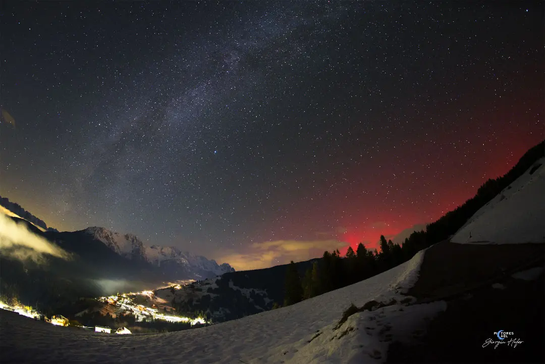 Il cielo si colora di verde, viola e blu: è l'aurora boreale 