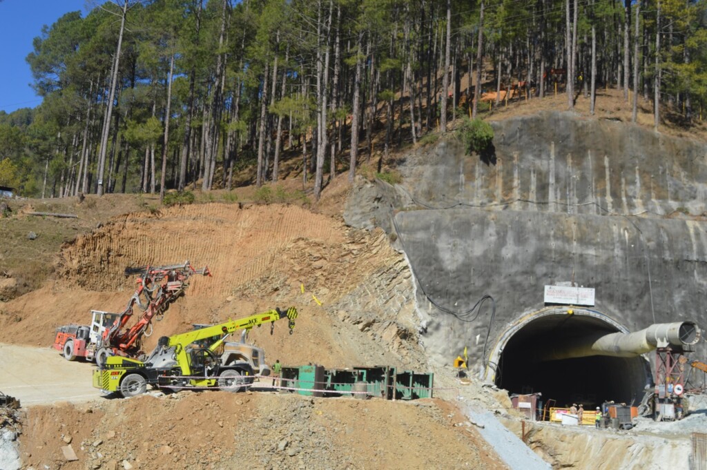 crollo tunnel india