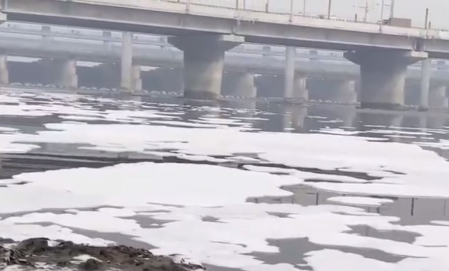 delhi schiuma tossica fiume Yamuna