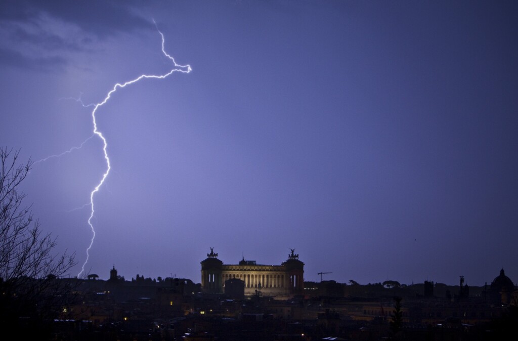 fulmine maltempo roma