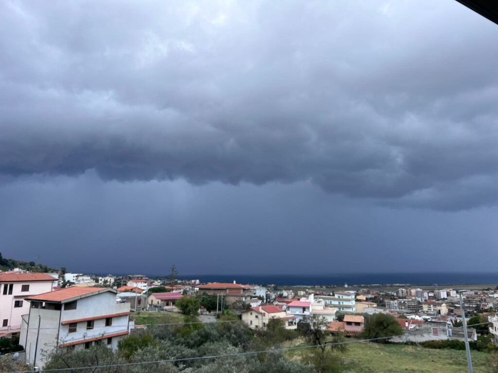 maltempo shelf cloud stretto di messina reggio calabria