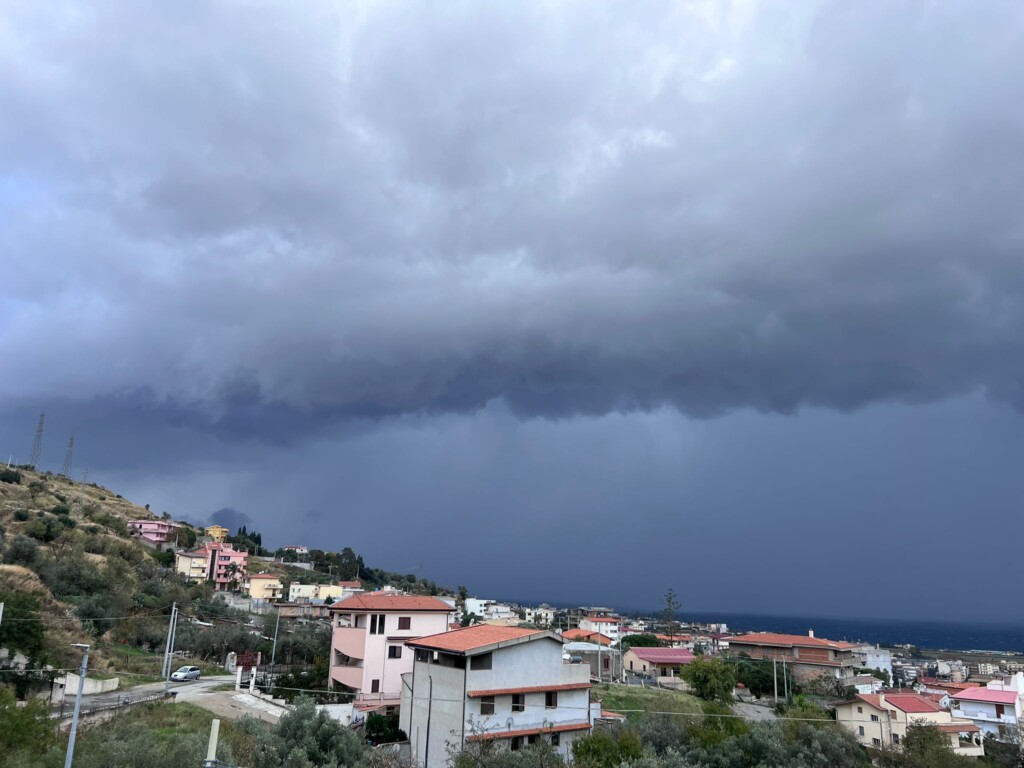 maltempo shelf cloud stretto di messina reggio calabria