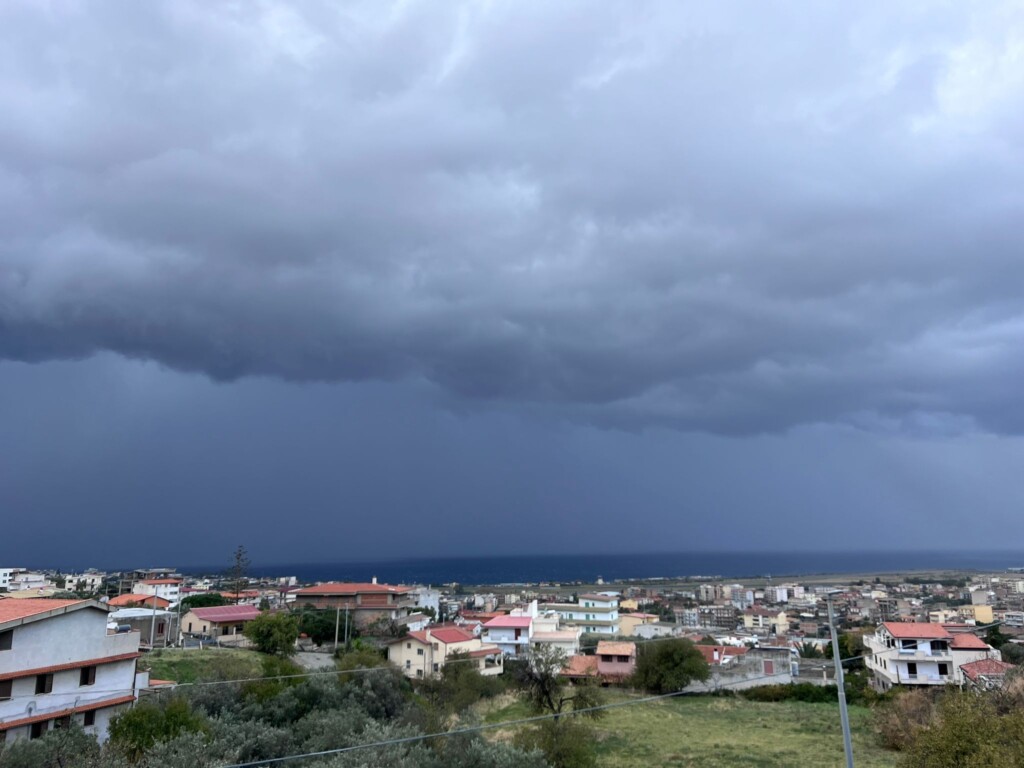 maltempo shelf cloud stretto di messina reggio calabria