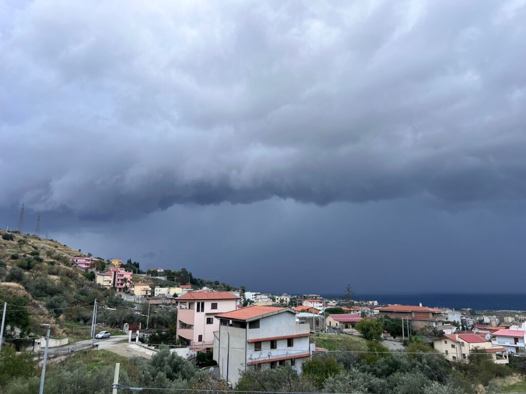 maltempo shelf cloud stretto di messina reggio calabria