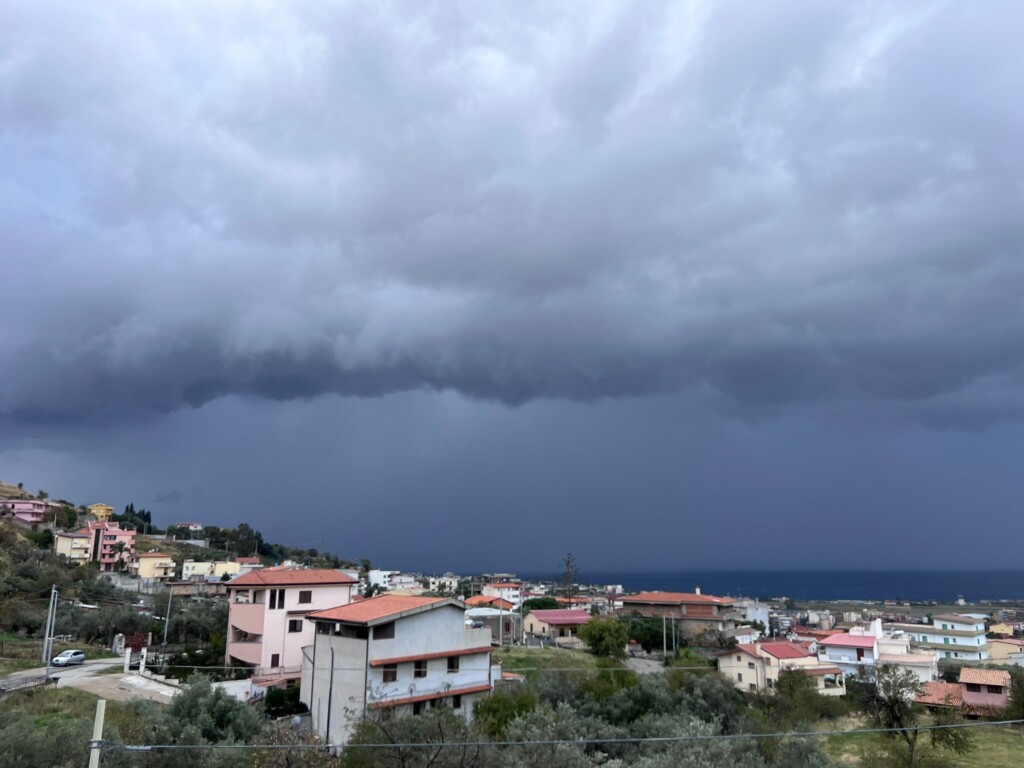 maltempo shelf cloud stretto di messina reggio calabria