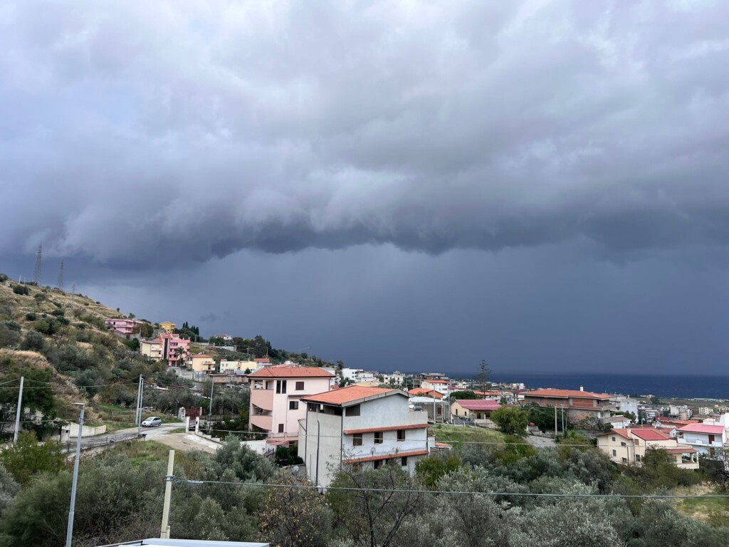 maltempo shelf cloud stretto di messina reggio calabria