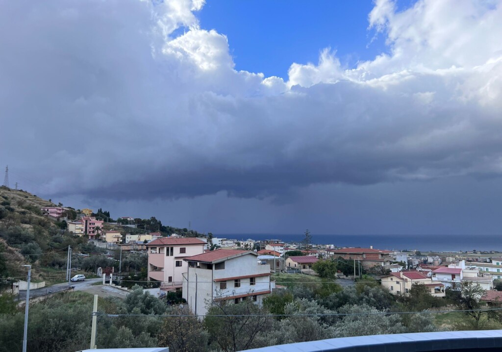 maltempo shelf cloud stretto di messina reggio calabria