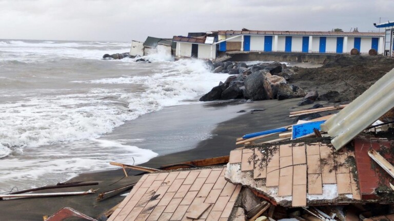 mareggiata fiumicino maltempo roma