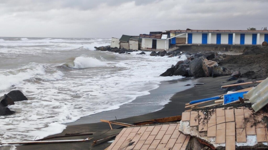 mareggiata fiumicino maltempo roma