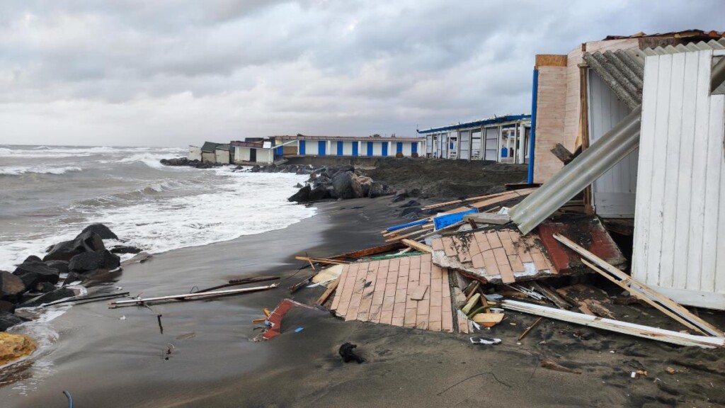 mareggiata fiumicino maltempo roma