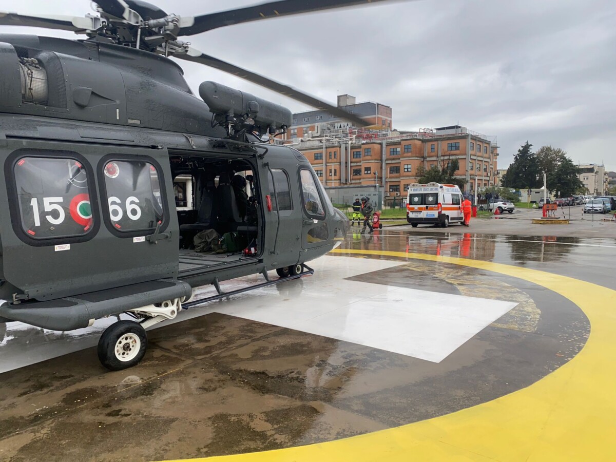 Soccorso aereo elicottero dell Aeronautica Militare trasporta un