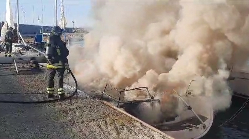 barca incendio roccella jonica