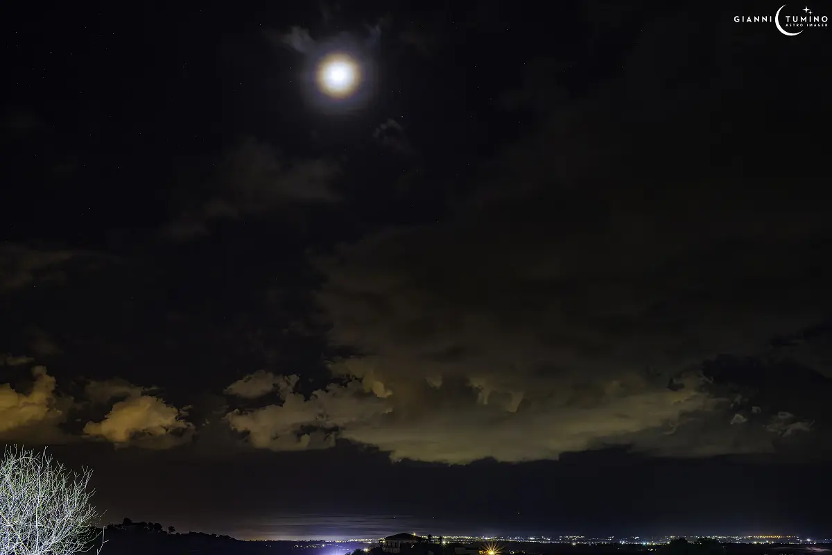 Saturno, la Luna e la sua corona: incantevole incontro celeste nei cieli  siciliani