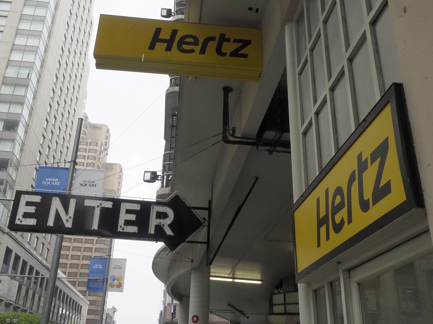 Hertz fa marcia indietro vende 20.000 auto elettriche per tornare