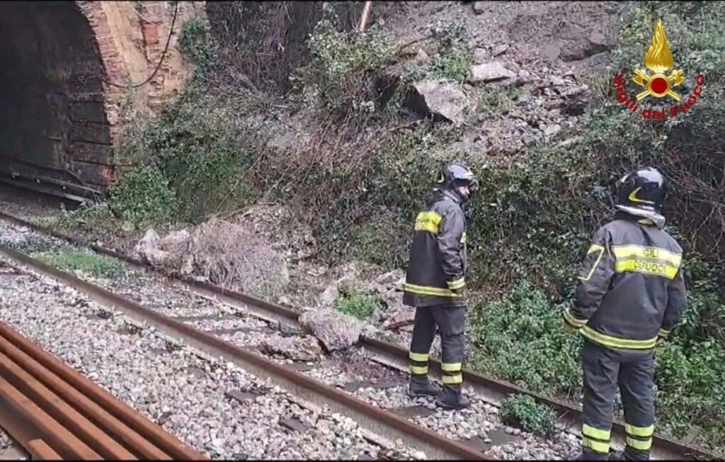 maltempo vietri sul mare frana ferrovia