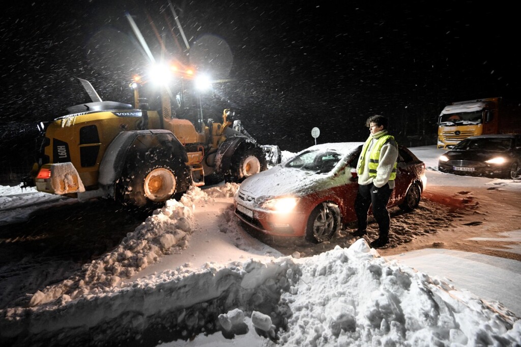 neve freddo auto bloccate svezia