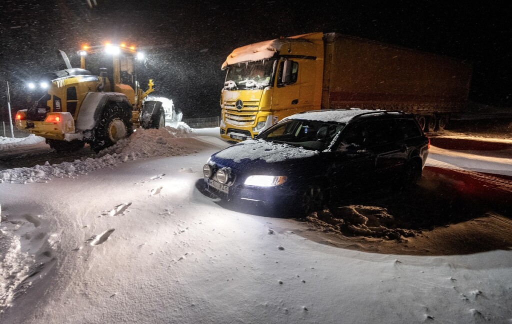 neve freddo auto bloccate svezia