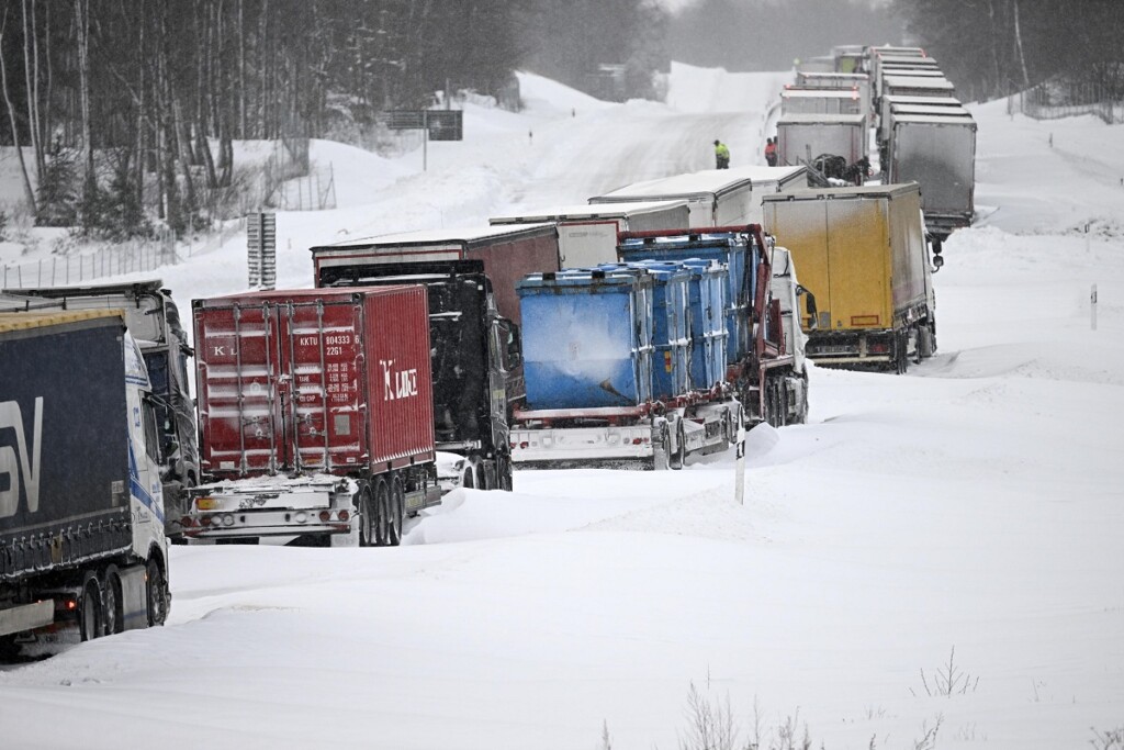 neve svezia auto bloccate