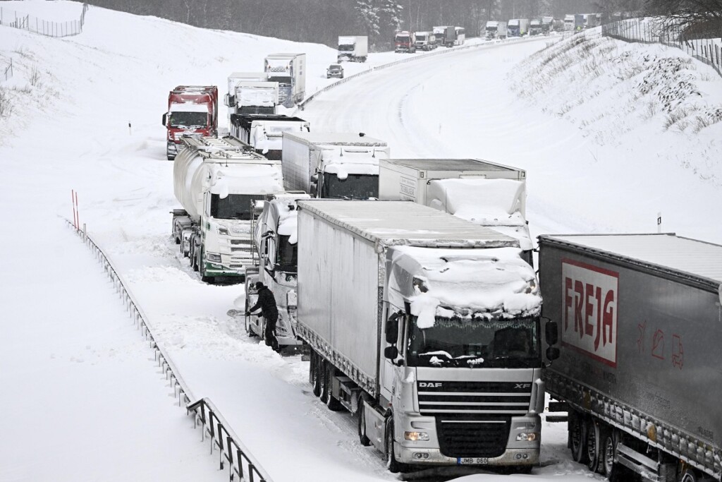 neve svezia auto bloccate