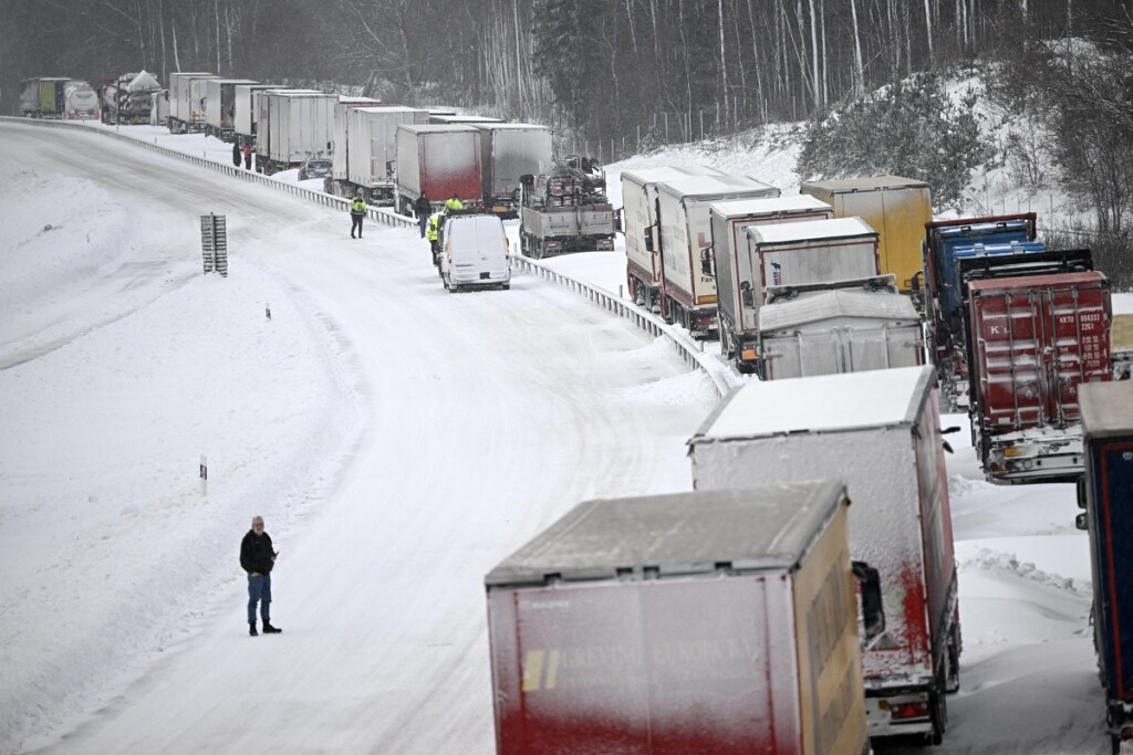 neve svezia auto bloccate