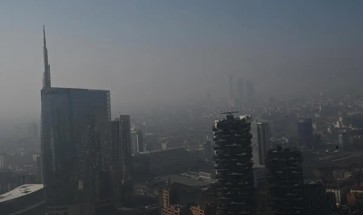 Milano, smog e solitudine: l'effetto metropoli che provoca stress e  depressione