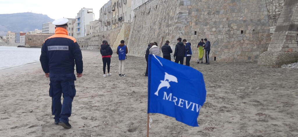 studenti puliscono spiaggia Mura di Tramontana di Trapani