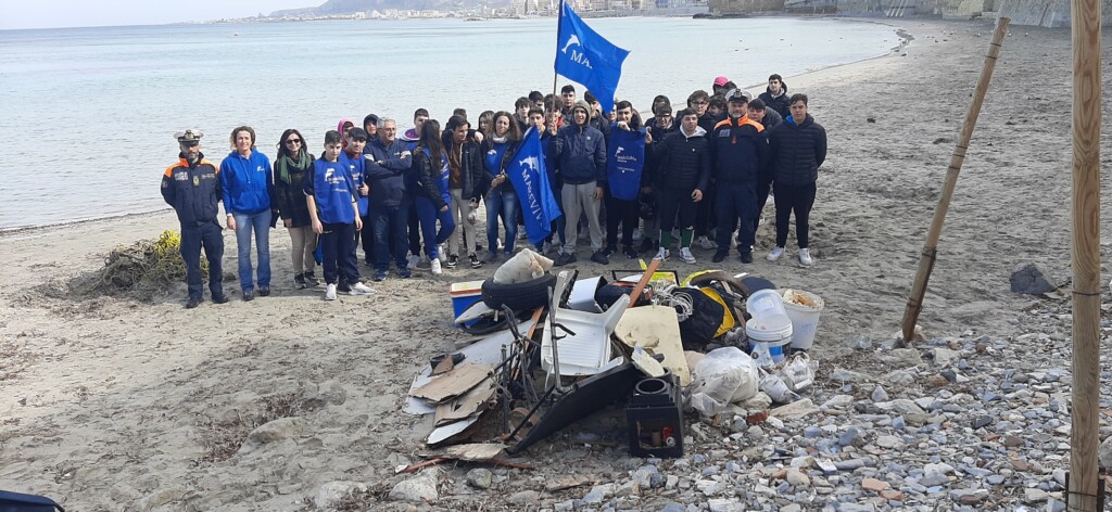 studenti puliscono spiaggia Mura di Tramontana di Trapani