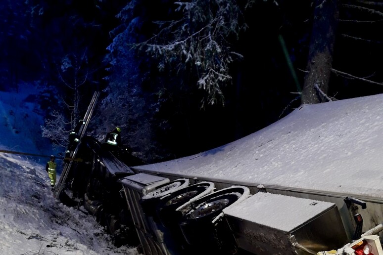 tir fuori strada neve trentino alto adige