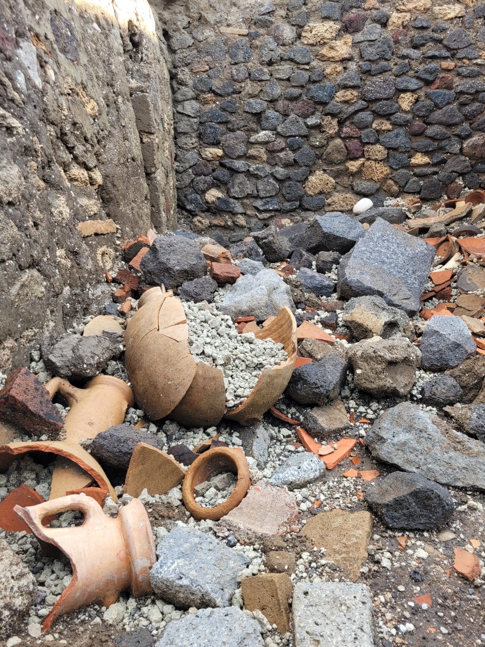Materiale edilizio e ceramiche accumulato per i lavori in corso Regio IX