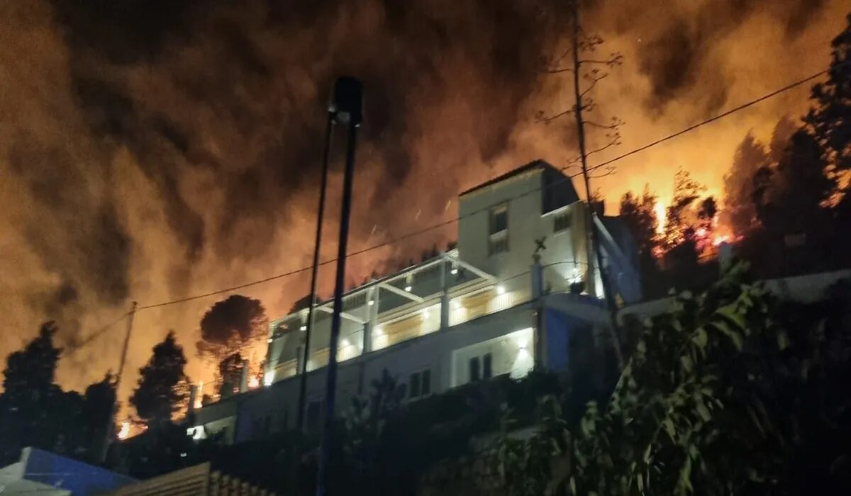 L'incendio in corso a Castellammare del Golfo
